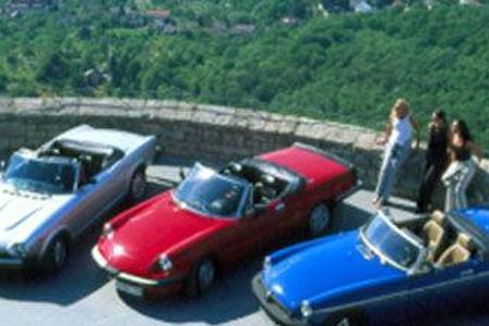 Rendezvous in luftiger Höhe oder die ewige Liebe zwischen schönen Frauen und offenen Autos.