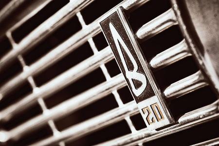 Volvo 144 de Luxe, Emblem, Khlergrill