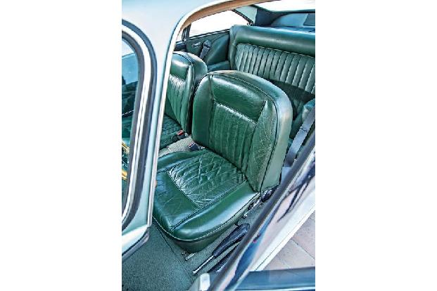 Aston Martin DB4 Vantage, Fahrersitz
