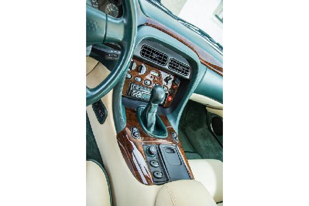 Aston Martin DB7, Mittelkonsole