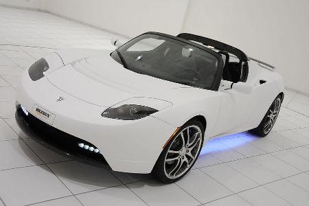 ... einen getunten Tesla Roadster präsentieren.