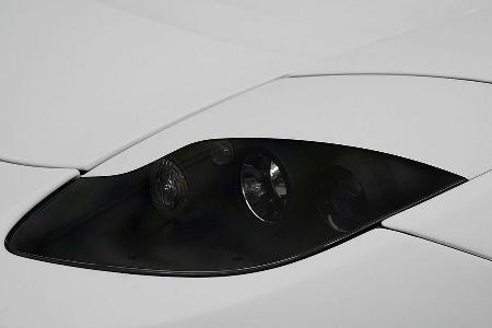 Die Frontscheinwerfer erhalten eine mattweißen Einfassungen.