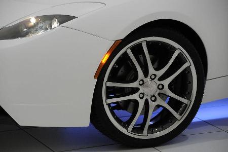 Der Zweisitzer erhält gewichtsoptimierte Leichtmetallfelgen der Größen 7x18 Zoll vorne ...