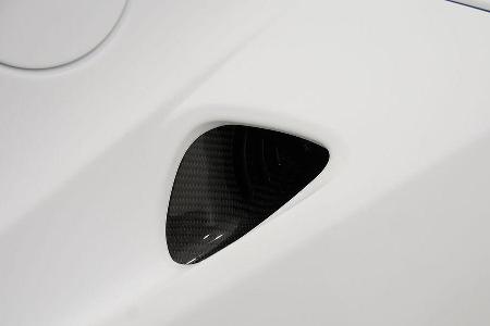 Carbon-Lufteinlässe runden den Brabus-Tesla in der Seitenansicht ab.