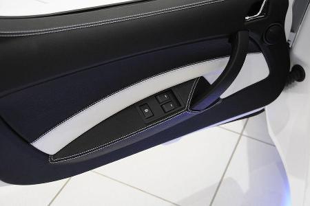 ... mit weißen Ziernähten.