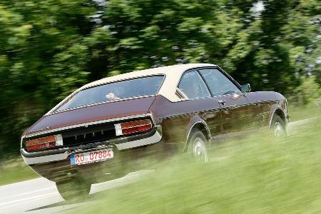 Der Fastback mit den seitlichen Lüftungskiemen wirkt wie aus einem Guss. Das Heck kommt wuchtig und barock. Styling nach US-...