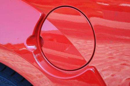 Versteckter Tankdeckel, der die Kotflügel in ihrer Linienführung unterbricht.