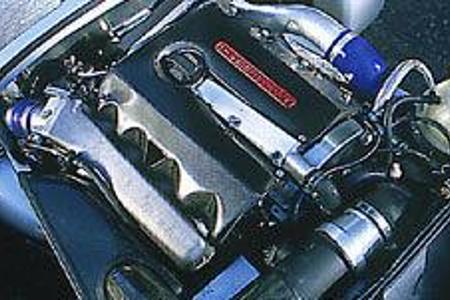 Der vorn längs installierte Vierzylinder-Turbo stammt aus dem Audi-Regal. Die Leistung wurde auf 240 PS hochgeschraubt. Der ...