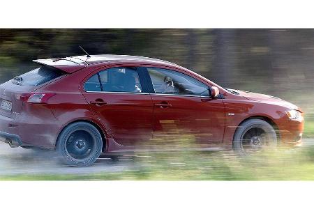Den Ralliart zieren schmalere Räder und kleinere Bremsen.