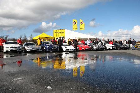 Acht Serienfahrzeuge stellten sich der sport auto Herausforderung 0-300-0.