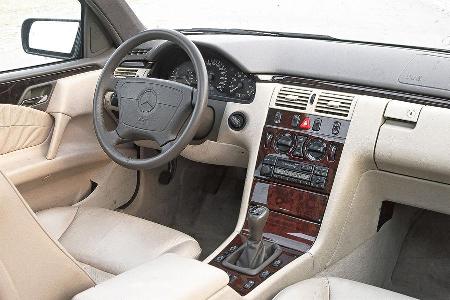 Mercedes E-Klasse (W210), Cockpit