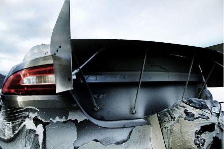 Angetrieben wird das Top-Modell der XF-Baureihe vom neuen 5.0-Liter V8-Motor mit Direkteinspritzung und Kompressoraufladung,...