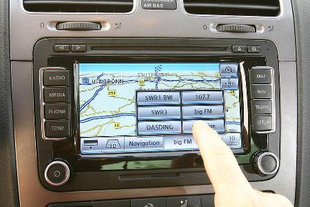 Neues Infotainmentsystem mit Tasten- und Touchscreen-Bedienung.