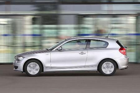 Beim 116i nervt auch das Fahrwerk, wozu die noch etwas steifbeinigen Runflat-Reifen beitragen.