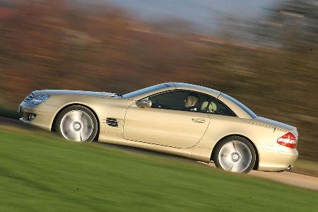 Mit seinem Falthardtop verwandelt sich der Mercedes in ein Coupé.