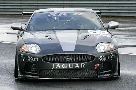 Unter der Haube arbeitet ein 4,2 Liter V8 mit Kompressor
