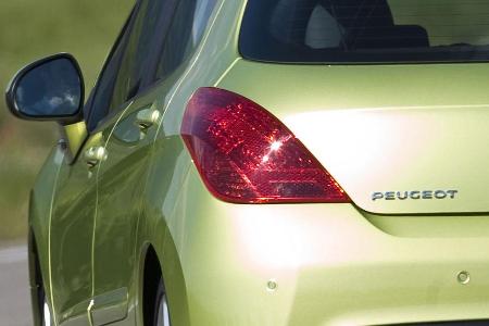 Peugeot-typische Rückleuchten ganz in rot.
