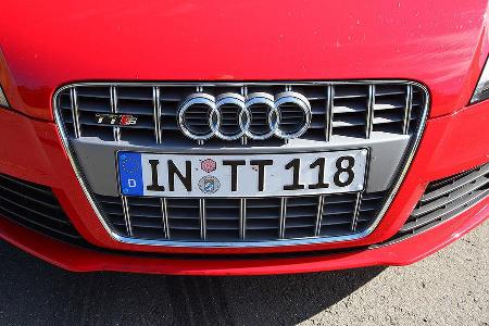 Die im ungarischen Györ gefertigte, 206 Kilogramm schwere Rohkarosse besteht zu 68 Prozent aus Aluminium (vorderer Bereich) ...