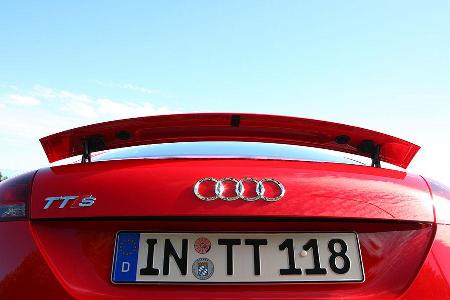 Der bei 120 km/h selbsttätig ausfahrende Heckspoiler ist im Gegensatz zur Vorgänger-Version eine optisch angemessen eingebun...