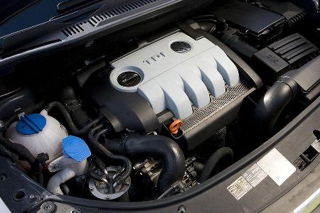 Der Pumpe-Düse-Diesel arbeitet zwar sparsam, stört jedoch unter Last durch Vibrationen und ein kerniges Laufgeräusch.
