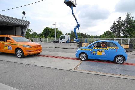 Mit 56 km/h prallen die beiden Fahrzeuge aufeinander.