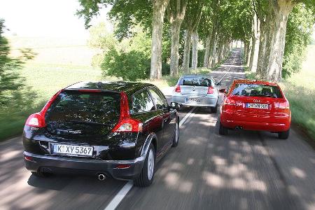 Audi A3 1.8 TFSI und BMW 120i wollen sich vom jüngeren Rivalen Volvo C30 2.4i mit Fünfzylindermotor weiter absetzen.