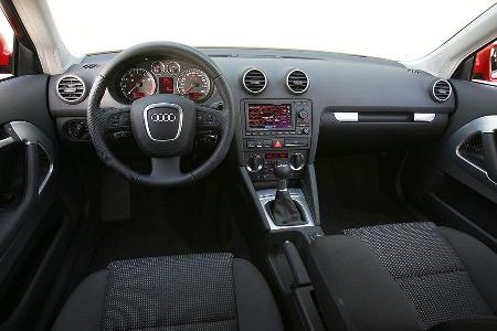 Das Cockpit setzt bei Bedienbarkeit und Qualität die Maßstäbe.