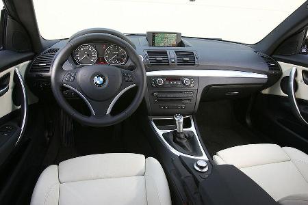Nur wenige Instrumente im BMW 1er, aber viele Eingriffsmöglichkeiten per i-Drive beim Navigationssystem.