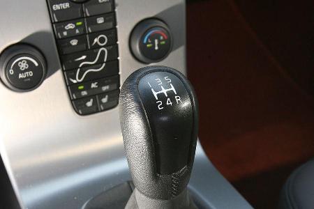 Im C30 mit dem gehobenen Momentum-Paket ist sogar die automatische Klimaregelung Serie, doch der Grundpreis dafür um einiges...