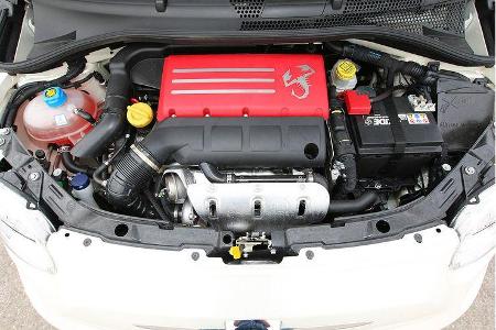 Der gierige Turbomotor mit dem Abarth-Skorpion ist ein wahrer Quell der Freude.