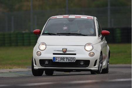 ... in ihrem Vorwärtsdrang. Der Abarth greift auf einen Turbo zurück ...
