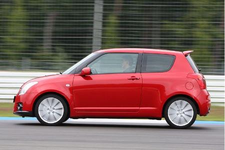 Der Saugmotor des Suzuki hängt gut am Gas, kann dem Skorpion in der Längsdynamik allerdings nicht folgen.