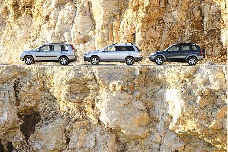 Nissan (links) und Toyota (rechts) zielen mit hohen Karosserien und stark ausgestellten Radhäusern klar auf den Geschmack de...