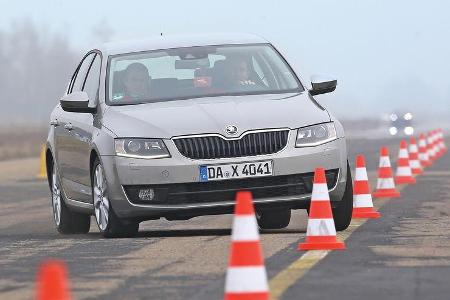 Skoda Octavia 1.4 TSI Elegance, Frontansicht, Slalom
