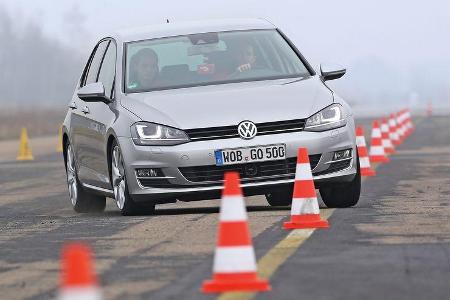 VW Golf 1.4 TSI ACT Highline, Frontansicht, Slalom