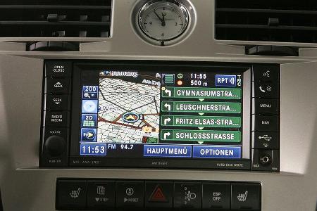 Unergonomisch geformten Sitze und komplizierte Bedinung im Innenraum.