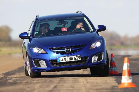 Als Einziger bietet der Mazda serienmäßig ein stabiles Trennnetz, das hinter den Rück- oder Vordersitzen aufgespannt wird.