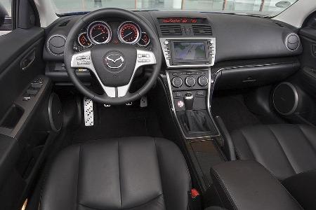 Cockpit mit viel Hartplastik beim Mazda 6.