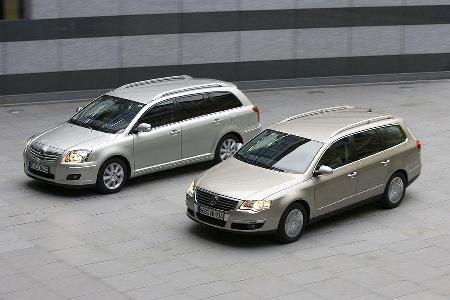 VW Passat Variant und Toyota Avensis Combi messen sich mit ihren Basis-Dieselmotoren.