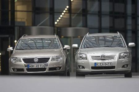 Während der Passat mit seinem verchromten Grill selbstbewußt dreinschaut, ist der Avensis Understatement pur.