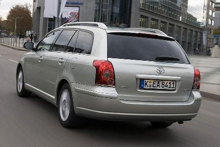Beim weicher ausgelegten Avensis-Fahrwerk dominiert der Komfort.