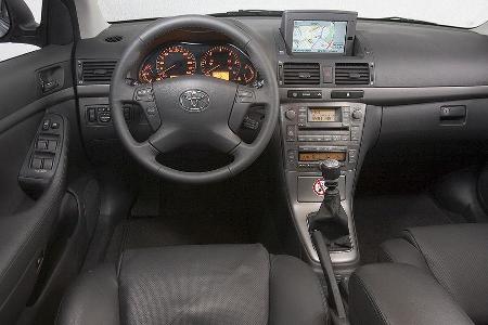 Solides, aber ergonomisch nicht rundum überzeugendes Cockpit im Avensis.