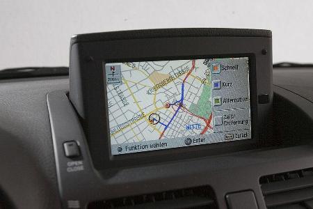 Für das Navigationssystem verlangt Toyota 2.400 Euro Aufpreis.