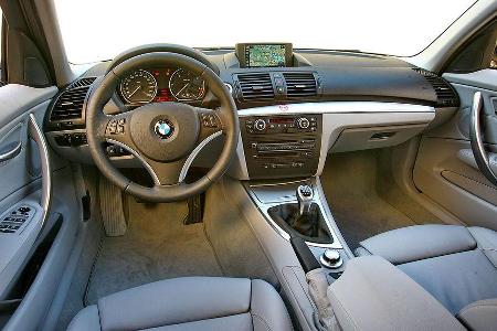 Verarbeitung und Materialien wirken BMW-typisch hochwertig.