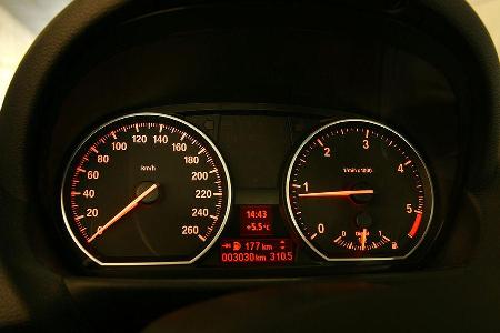 Die Bedienung des Navigationssystems nimmt mehr Zeit in Anspruch als im VW.