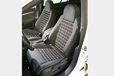 Das Design der bequemen Sportsitze erinnert an den Ur-GTI.