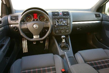 Das Interieur ist akkurat verarbeitet, die Oberflächen wirken jedoch einfacher als im BMW.