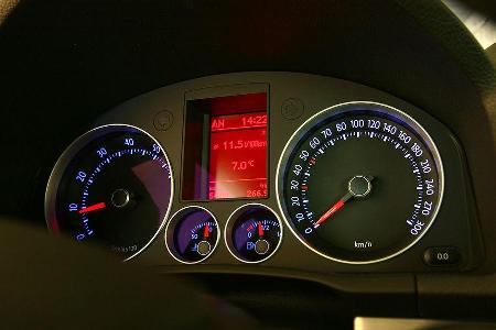 Die Navigation lässt sich fix bedienen, aber der Monitor könnte höher montiert sein.