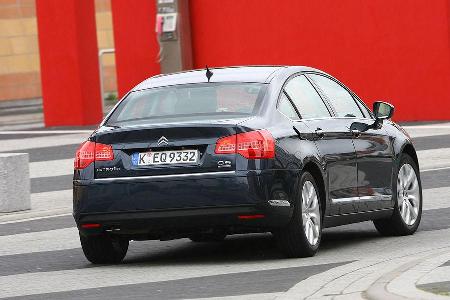 ... um in einem von der Mercedes C-Klasse bis zum Ford Mondeo reichenden Konkurrenzumfeld eine gute Figur zu machen.