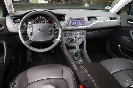 Und weil es sich beim Testwagen um das Topmodell mit zusätzlichem Luxuspaket handelt, gibt es weder an der Ausstattung noch ...